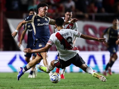 Francisco Alvarez pasando al ataque y tirándole un caño a Rivero, en el partido con River