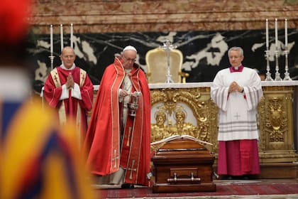 Francisco, ante el ataúd del cardenal Tauran, presidente del Pontificio Consejo para el Diálogo Interreligioso