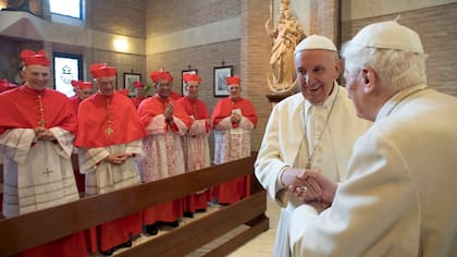 Francisco y Benedicto XVI durante la presentación de nuevos cardenales (Archivo)