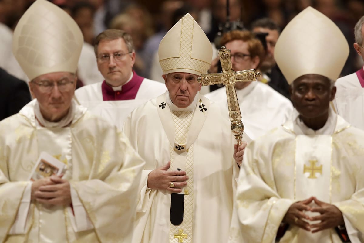 Francisco, ayer, en San Pedro, luego de la ordenación de nuevos obispos