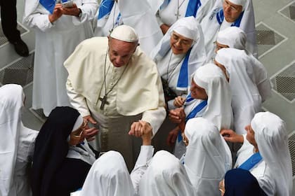 Francisco, ayer, en un encuentro con monjas, en el Vaticano