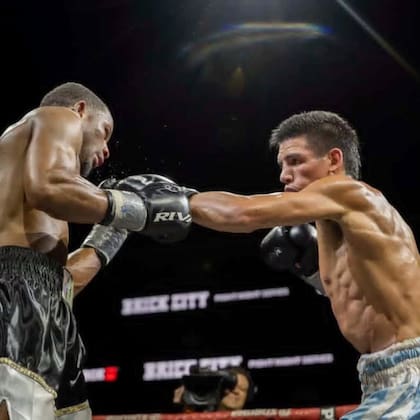 Francisco "Bebu" Verón, en acción ante el dominicano Raúl García