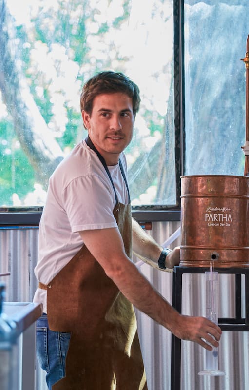 Francisco Bergadá elabora el gin Partha en el fondo de la casa de sus padres, en San Antonio de Areco
