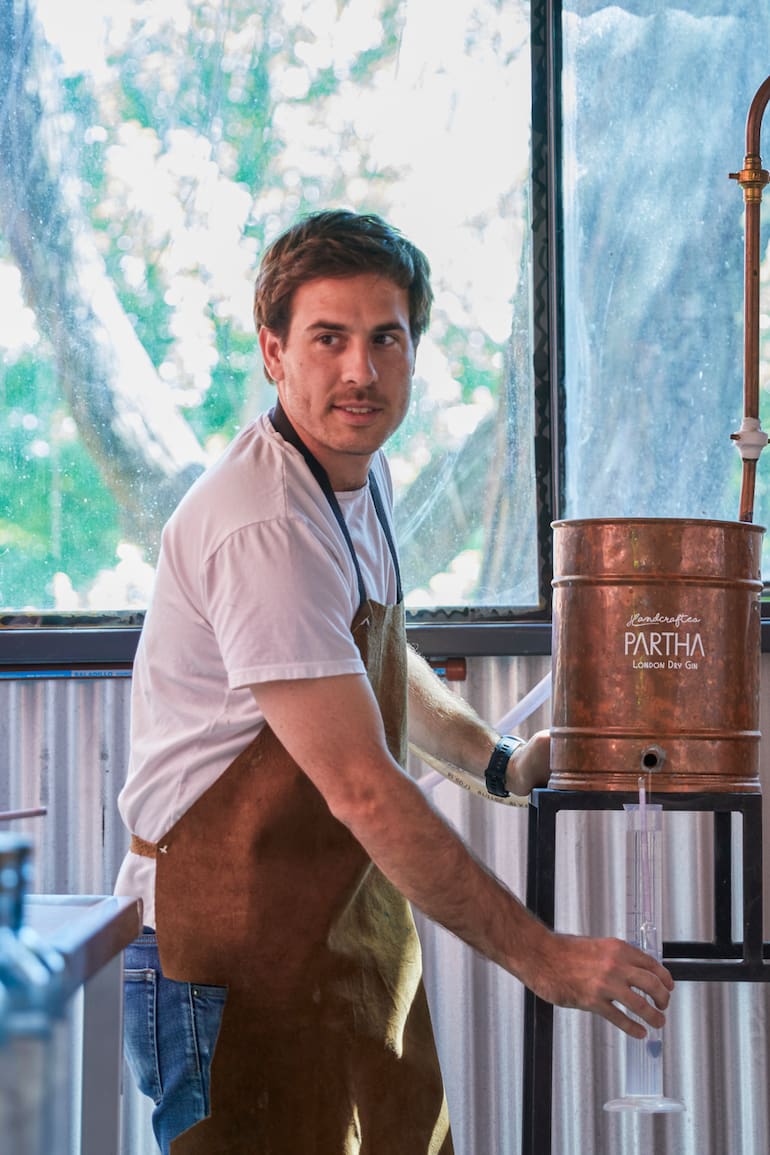 Francisco Bergadá elabora el gin Partha en el fondo de la casa de sus padres, en San Antonio de Areco