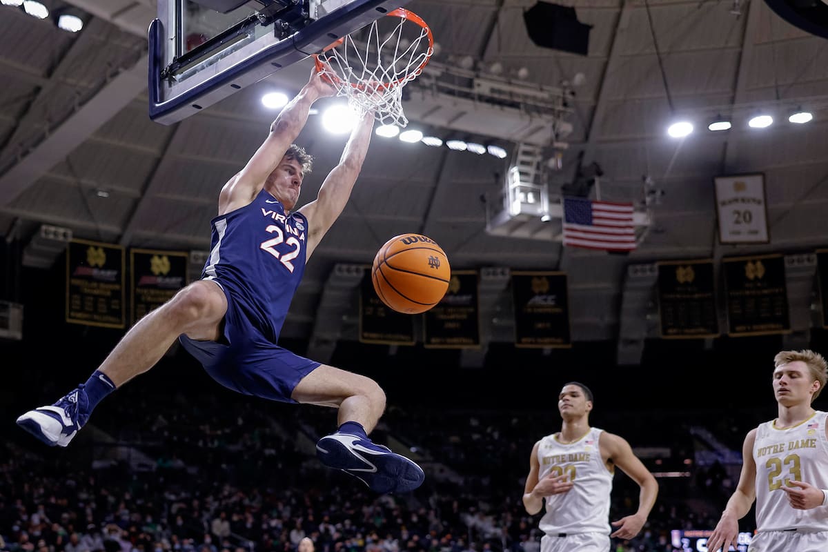 Francisco Caffaro vuelca la pelota en el partido entre Virginia y Notre Dame