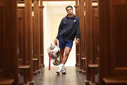 Francisco Cerúndolo, campeón del prestigioso ATP 500 de Queen's, con el trofeo en el vestuario vacío