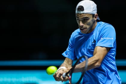 Francisco Cerúndolo cayó en dos sets ante Denis Shapovalov, en Manchester, en el arranque del grupo D de la fase de grupos de las Finales de la Copa Davis