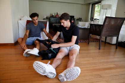 Francisco Cerúndolo, con su hermano Juan Manuel juega con su perro Milos, un nombre que eligieron por Milos Raonic; justamente por la baja del canadiense tendrá la oportunidad de jugar su primer Grand Slam en Roland Garros
