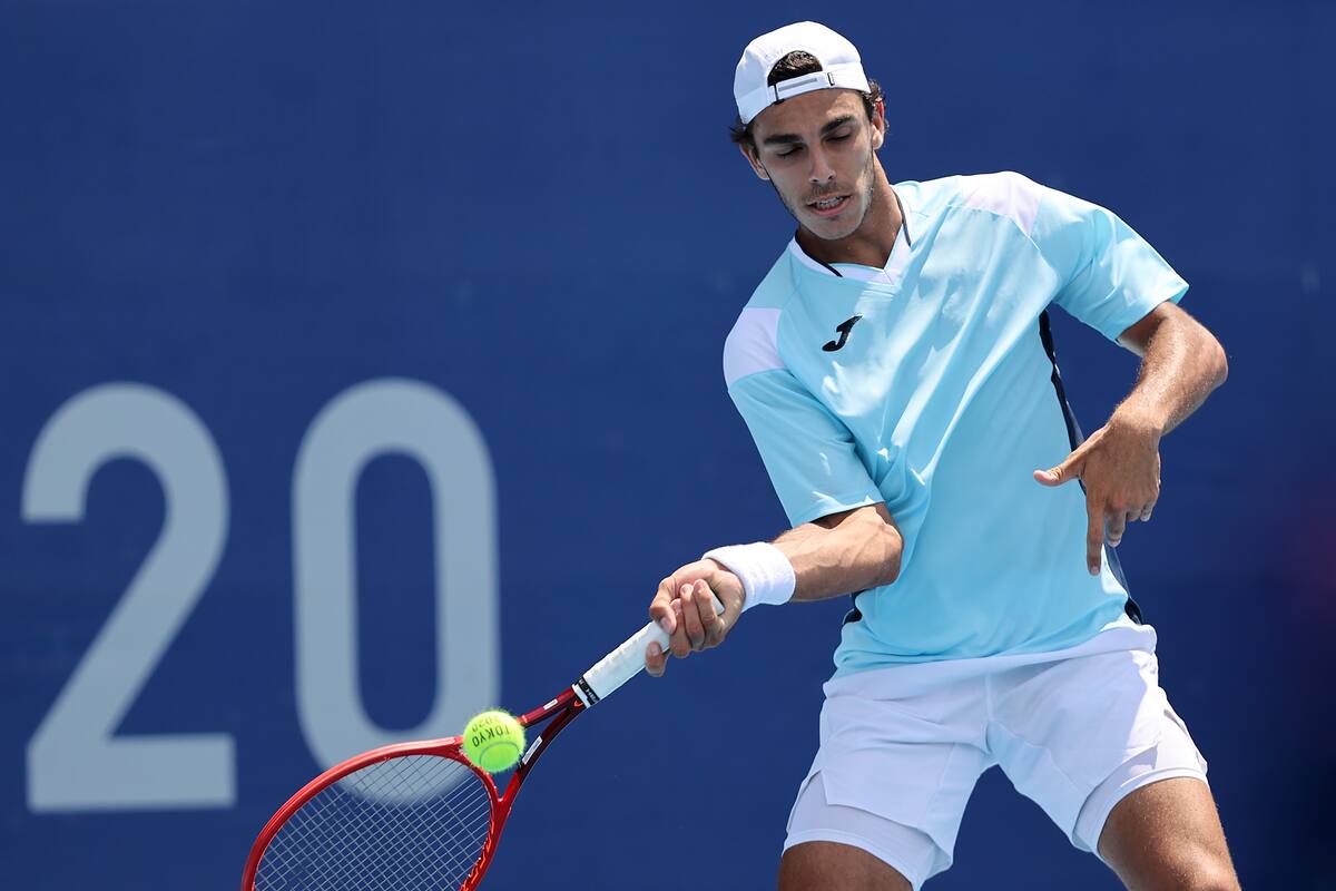 Francisco Cerundolo del equipo de Argentina juega un golpe de derecha durante su partido de primera ronda de hombres solteros contra Liam Broady del equipo de Gran Bretaña en el segundo día de los Juegos Olímpicos de Tokio 2020 en Ariake Tennis Park el 25 de julio de 2021 en Tokio. Japón.