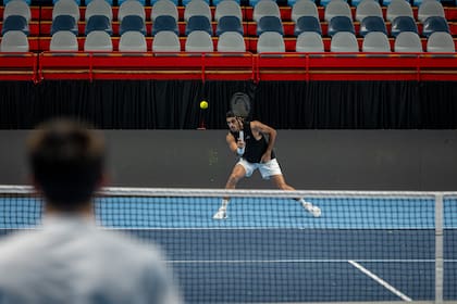 Francisco Cerúndolo, el single 1 de la Argentina, entrenándose en la cancha de superficie dura de Neuquén