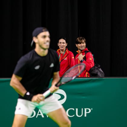 Francisco Cerúndolo, el single 1 del equipo argentino de Copa Davis, en Bolonia; detrás, el capitán de España, David Ferrer