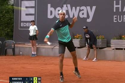 Francisco Cerúndolo ensaya un drop durante el partido ante el ruso Aslan Karatsev, en el ATP 500 de Hamburgo