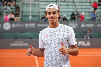 Francisco Cerundolo, feliz, luego de una exhibición en su cuarto de final del Challenger de Buenos Aires frente al uruguayo Martín Cuevas: 6-1 y 6-1.