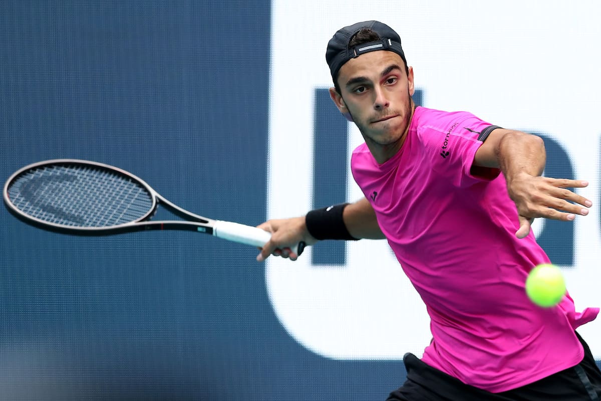 Francisco Cerúndolo jugó bien en lo poco que duró el partido contra Jannik Sinner, al que vencía por 4-1, y se benefició del abandono del italiano para alcanzar una semifinal del Masters 1000 de Miami.