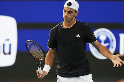 Francisco Cerúndolo parece buscar una explicación; el argentino fue claramente superado por Alexander Zverev (AP Photo/Marta Lavandier)