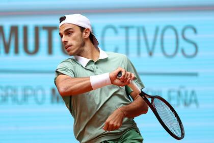 Francisco Cerúndolo pega de derecha, su mejor golpe, durante el partido ante el alemán Alexander Zverev