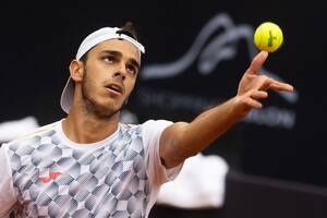 Francisco Cerúndolo saca frente a Roberto Carballés Baena; el argentino venció al español en Río de Janeiro y por primera vez accedió a los cuartos de final de un torneo ATP 500.