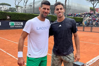 Francisco Cerúndolo se prepara para el debut en el Masters 1000 de Roma y este miércoles se entrenó con Novak Djokovic.