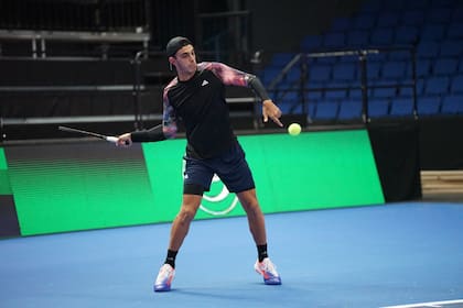 Francisco Cerúndolo, single 1 del equipo argentino de Copa Davis, durante el primer ensayo en el Espoo Metro Arena, escenario de la serie del sábado y domingo ante Finlandia