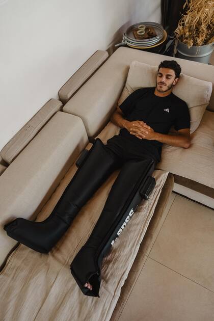 Francisco Cerúndolo usando las botas de recuperación de Boss