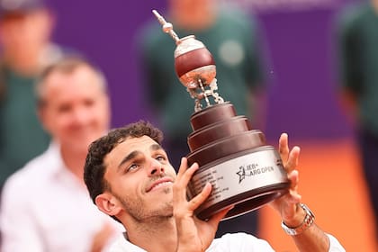 Francisco Cerúndolo y el trofeo con el mate, símbolo del Argentina Open
