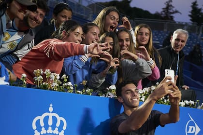 Francisco Cerúndolo y la alegría compartida con los fans después de un triunfo inolvidable en Barcelona