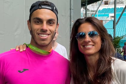 Francisco Cerúndolo y la foto que cada tenista profesional argentino quiere y termina teniendo: con Gabriela Sabatini, hincha de cada uno de ellos en los torneos; el porteño está en una semifinal del Masters 1000 de Miami.