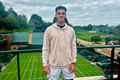 Francisco Cerúndolo y una postal londinense; detrás, el césped de Wimbledon