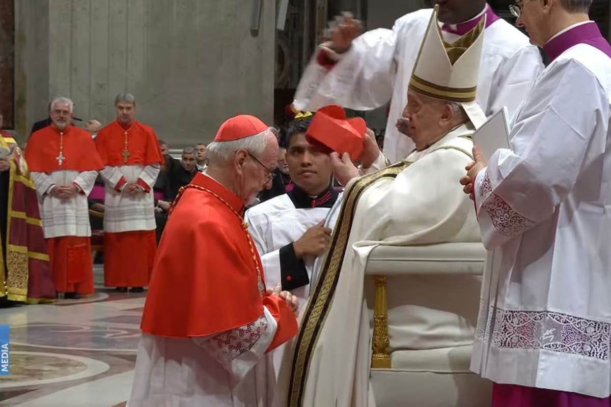 Francisco coloca el birrete cardenalicio al argentino Vicente Bokalic Iglic (captura TV Vatican Media)