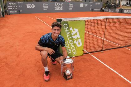 Francisco Comesaña y el trofeo de campeón del Challenger de Buenos Aires, tras imponerse en el Tenis Club Argentino
