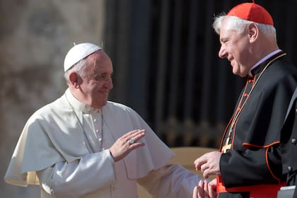Francisco con el cardenal Gerhard Müller, en 2014