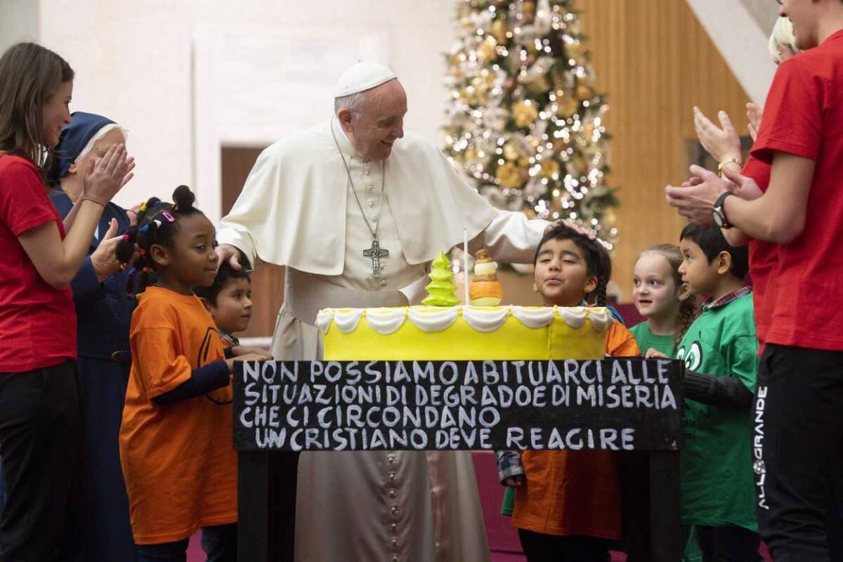 Francisco con niños que se atienden en el dispensario de Santa Marta