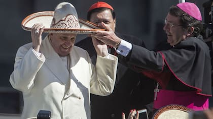 Francisco con sombrero mexicano en el Zócalo de Ciudad de México