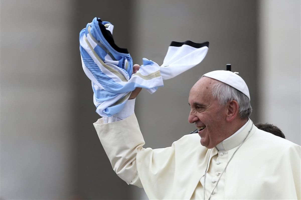 Francisco con una camiseta argentina en el Vaticano