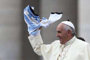 Francisco con una camiseta argentina en el Vaticano