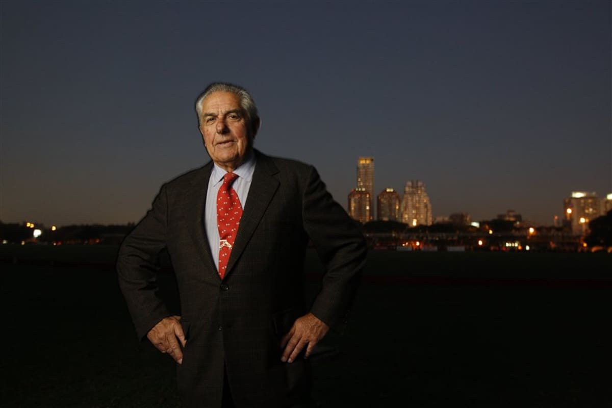 Francisco Dorignac, con el fondo nocturno de la cancha 1 de Palermo, minutos antes de la asamblea que lo proclamó presidente de la AAP