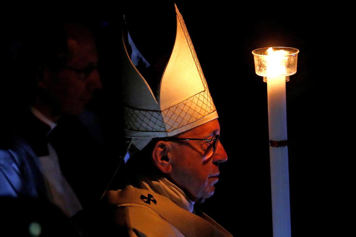 Francisco durante la vigilia pascual