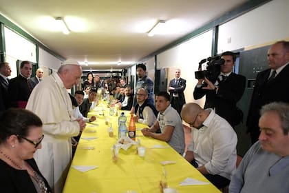 Francisco, durante un almuerzo con presos en una cárcel de Milán