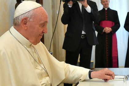 Francisco, el jueves último, en su escritorio del Palacio Apostólico