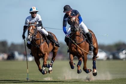 Francisco Elizalde debutó en La Dolfina: aquí avanza pese a la marca de Poroto Cambiaso