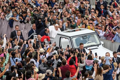 Francisco en su último recorrido en papamóvil, el domingo de Pascua