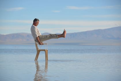 Francisco Gómez Paz en Salinas Grandes en la producción de fotos Eutopia, la silla premiada
