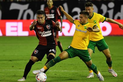 Francisco González (44), el autor del único gol del partido, lucha por la pelota; Newell's le ganó a Defensa y Justicia 1-0 en Rosario, en el arranque de la Copa de la Liga 2022