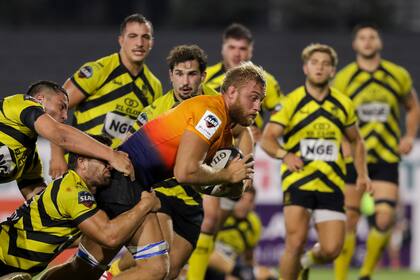 Francisco Gorrissen empuja como un tractor; el tercera línea fue uno de los tres mejores de Jaguares XV en el 42-18 sobre Peñarol en Uruguay, por la Superliga Americana de Rugby.