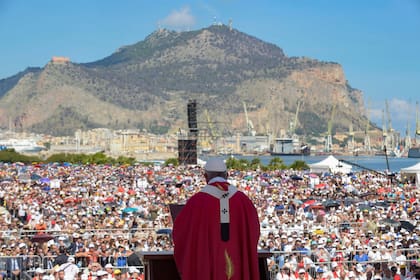 Francisco homenajeó a don Pino Puglisi, un sacerdote que fue acribillado hace 25 años por la Cosa Nostra