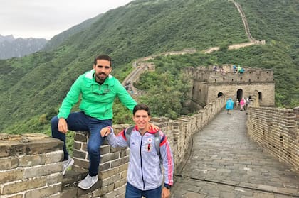 Francisco junto a su hermano.
