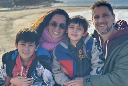 Francisco, junto a su mamá, su papá y su hermano disfrutando de la playa.