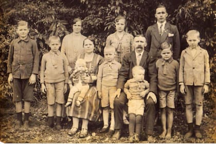 Francisco Kraus con su mujer y sus 10 hijos en el jardin de su casa en Misiones