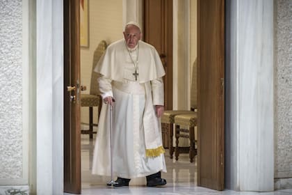 Francisco llega a la audiencia en la sala Pablo VI Hall, en el Vaticano. Michael Kappeler/dpa