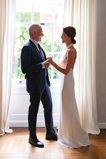 Francisco llevó un impecable traje azul y Carolina lució un vestido de líneas netas y escote halter.
